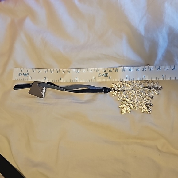 🪅 Snow Flake Christmas Tree Ornament - Picture 4 of 4